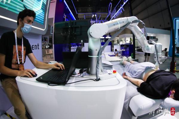 按摩机器人、国产四臂手术机器人…人工智能大会黑科技抢先看